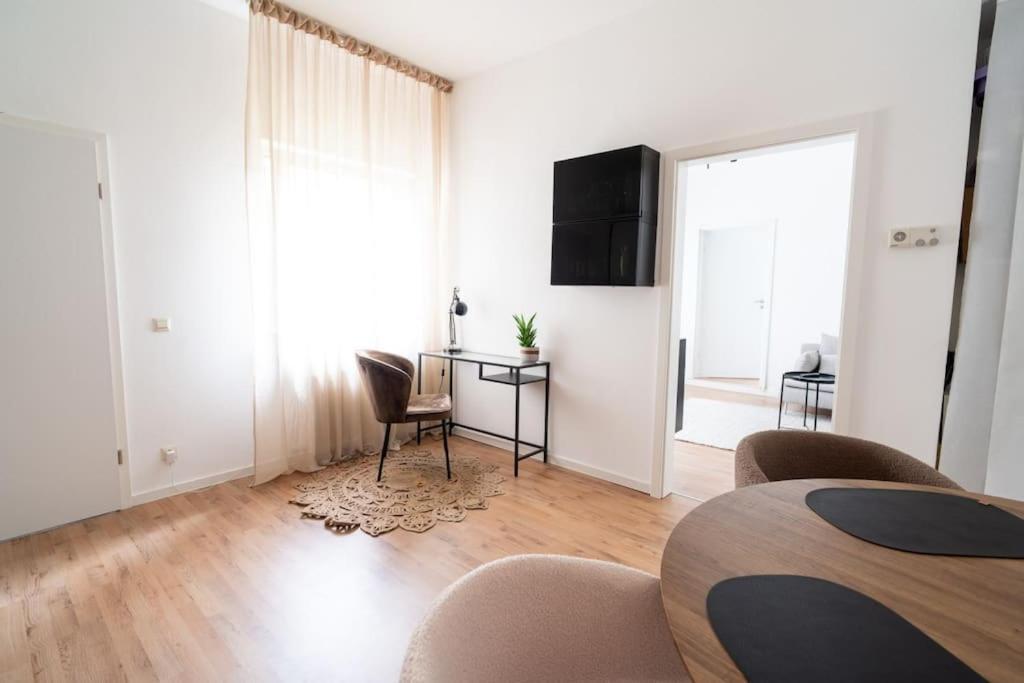 Wohnung Naehe Stadtzentrum Mit Wohnzimmer Und Kueche Koblenz  Luaran gambar