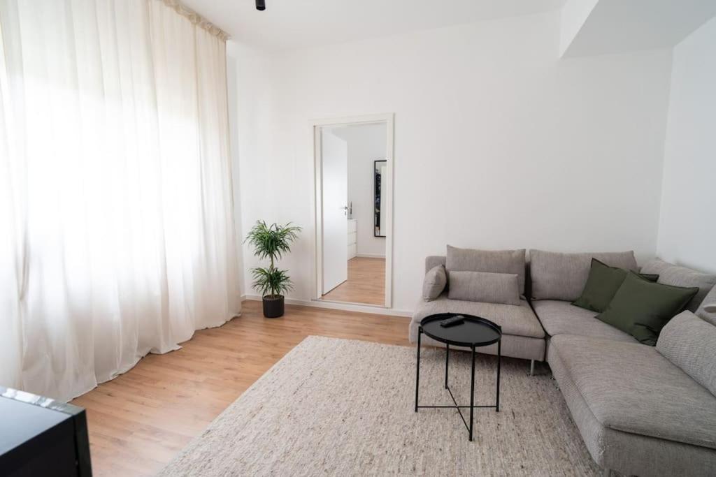 Wohnung Naehe Stadtzentrum Mit Wohnzimmer Und Kueche Koblenz  Luaran gambar