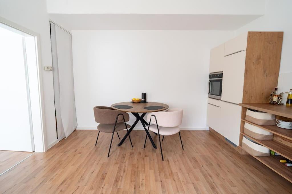 Wohnung Naehe Stadtzentrum Mit Wohnzimmer Und Kueche Koblenz  Luaran gambar